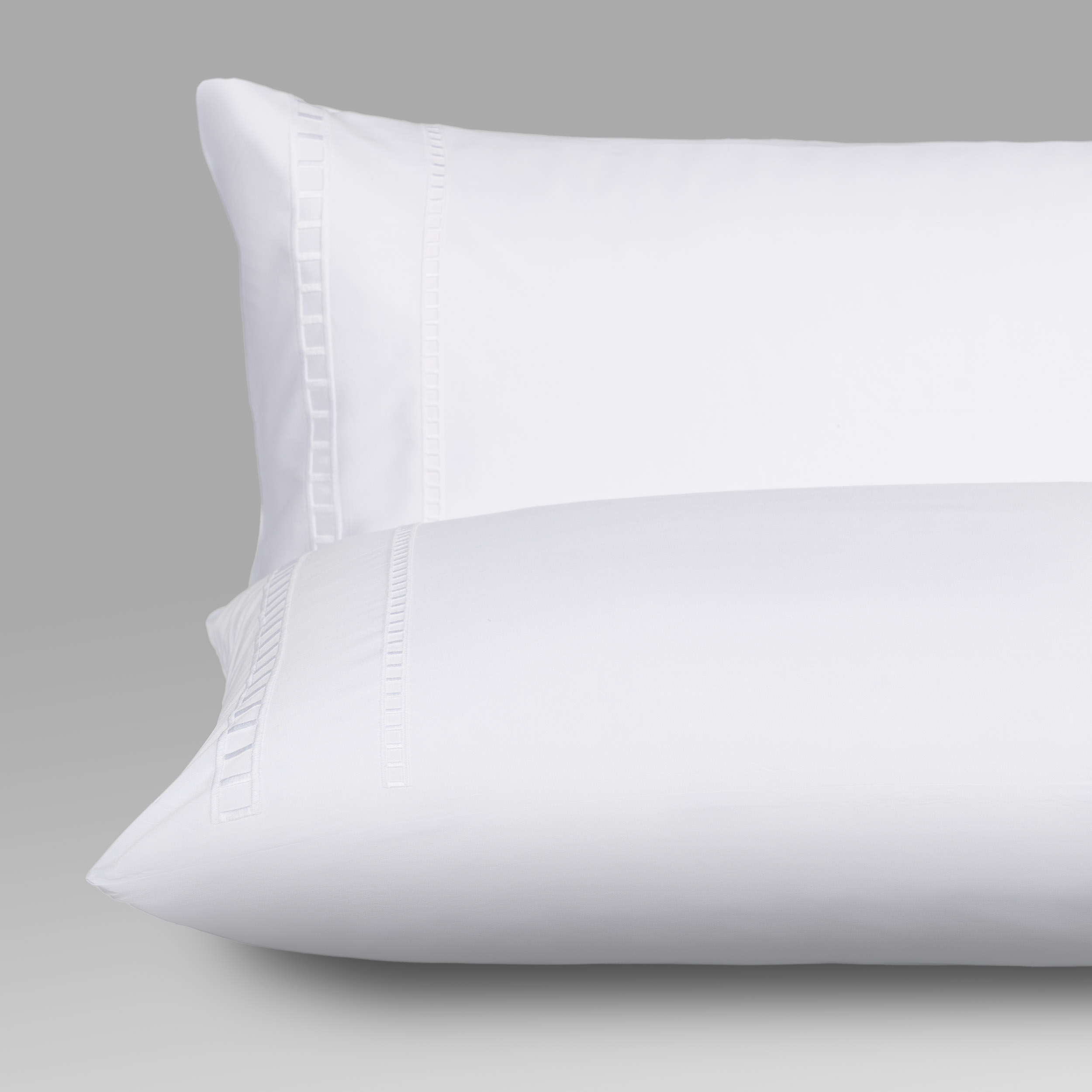 Grand ajour pair of pillowcases bianco ottico